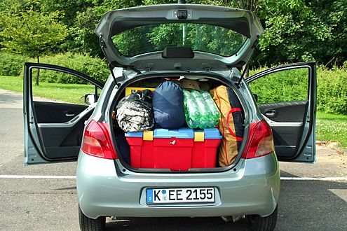 Passt doch! Es ist wirklich unglaublich, wie viel Krempel im Gepäckabteil des Yaris verschwindet.