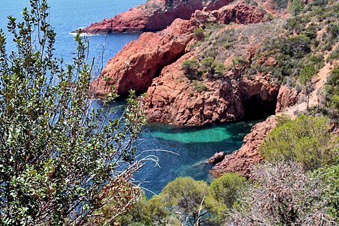 Entlang der Küstenstraße zwischen St. Tropez und Agay locken Buchten zum Baden und Fotografieren.