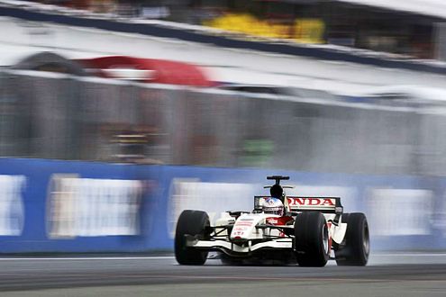 Lachender Dritter: Nach den Ausfällen von Alonso und Schumacher war für Jenson Button der Weg zum Sieg frei.