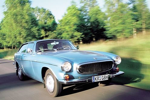 Im Schneewittchensarg über die Märchenstraße. Hundertjährige Bäume säumen die Straße.