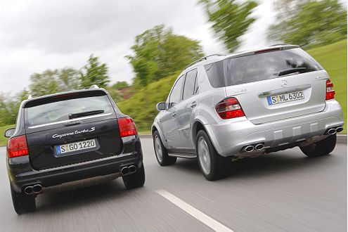Geländewagen mit mehr als 500 PS fühlen sich auf der Straße so richtig wohl: Porsche Cayenne Turbo S und Mercedes-Benz ML 63 AMG sind mit ihren brachialen Maschinen ...