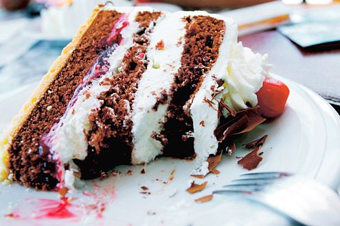 Im "Café zum g'scheiten Blick" gibt es außer Schwarzwälder Kirschtorte auch eine kleine Motorradsammlung.