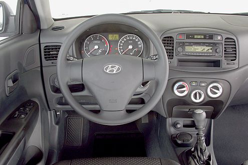 Keine Spielereien im Accent: Das Cockpit ist traditionell gestaltet.
