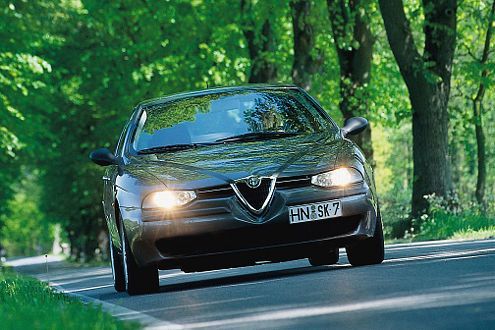 Viele Länder Europas verlangen, dass Autos auch bei Tage mit Licht fahren.