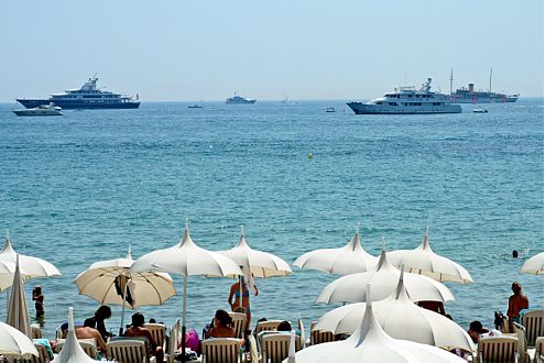 Baden in Cannes mit Blick auf die Yachten, die zu groß für den Hafen sind. Vielleicht ist ja sogar die eigene dabei?