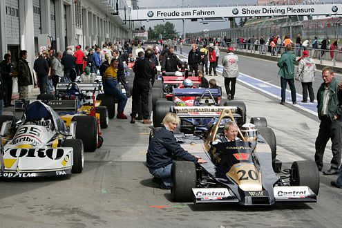 Trubel in der Boxengasse: Die Formel-1-Boliden kurz vor dem Start.