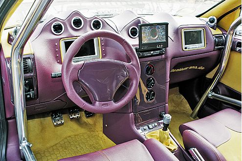 Fremder Planet: Das lederne Cockpit mutet recht fremdländisch an.