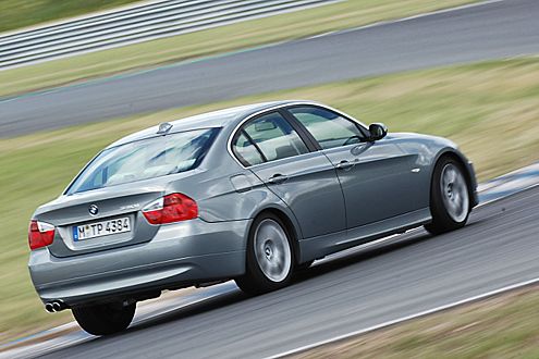 Tolles Fahrwerk: Der 330i bleibt lange neutral und lenkt perfekt ein.