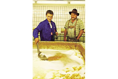 Jürgen Hopf weiß sich und sein Bier zu vermarkten. Im Verkaufsregal des Urfranken stehen auch Erotik-Biere.