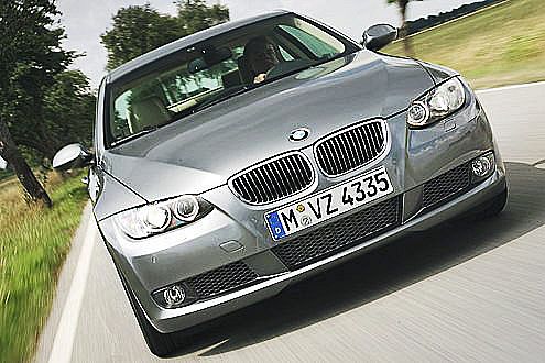 Xenon-Scheinwerfer ohne Aufpreis: Das passt in die aggressive BMW-Front.