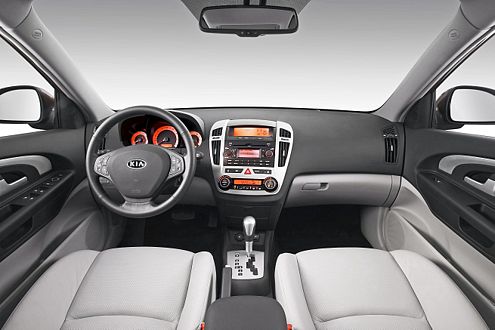 Elegantes Cockpit, weiße Ledersitze: Der Innenraum des neuen Kia cee'd macht was her.