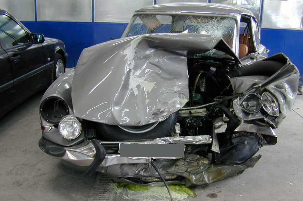 Citroën DS mit Totalschaden.