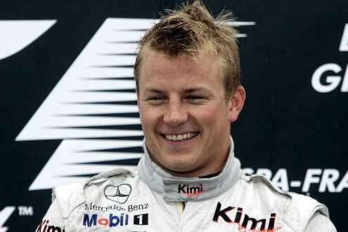 Hier noch in Weiß – bald schon in Rot? Kimi Räikkönen könnte zu Schumis Schreckgespenst werden.