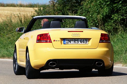 Ingolstädter Traktions-Titan: Der Audi RS4 klebt geradezu an der Straße.