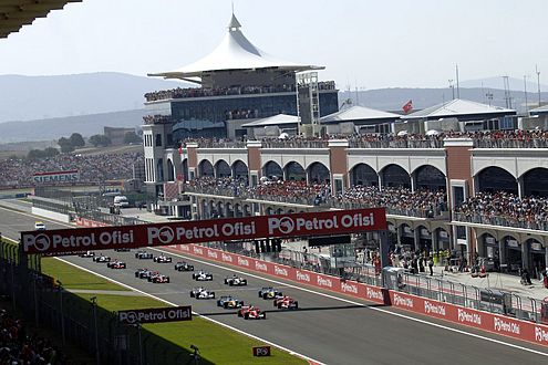 Die Zuschauer in Istanbul sahen ein extrem spannendes Rennen. Schon beim Start gab es hitzige Positionskämpfe.