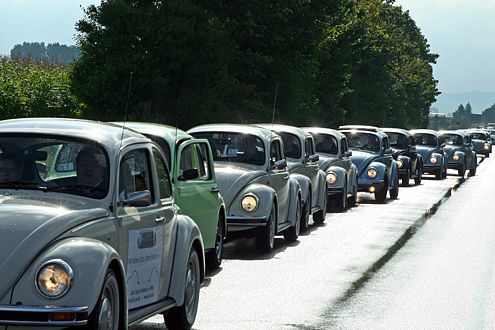 Nase an Bürzel ging es über die Landstraßen – und auch hier trafen die Käfer viele Fans.