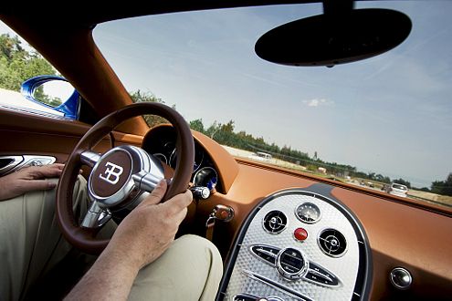 Weltklasse: die schnelle und trotzdem präzise Lenkung des Veyron.