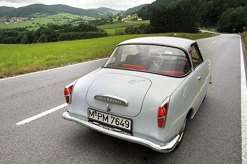 Nein, er ist nicht vom Karrusell gefallen. Das Glas Goggomobil TS 250 kam 1957 auf den Markt.