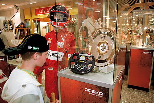 Glas für Schumi: Joska fertigt teure Trophäen für Formel-1-Sieger.