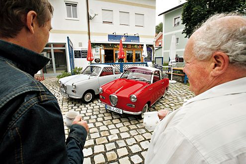Goggo-Treffen: Otto Lankes (rechts) fährt das rote Coupé.