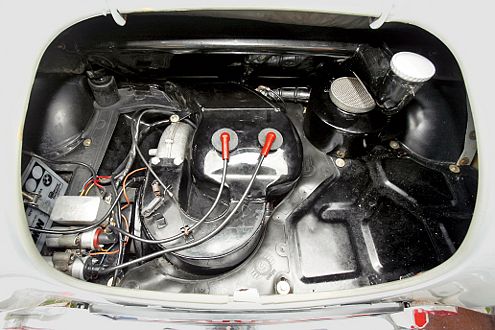 Der Zweizylinder leistet 13,6 PS und verbraucht sechs Liter 1:25-Gemisch auf 100 Kilometer.