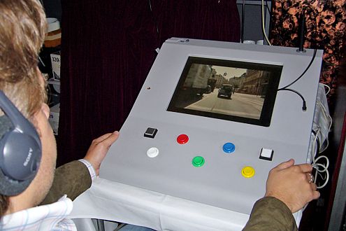 Der erste Konzentrationstest verläuft vorbildich: Sicher steuere ich mein virtuelles Auto durch die Straßen Wiens.