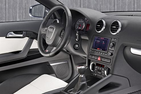 Innen wie außen ein Sportler: S3-Interieur mit viel Alu und Klavierlack.