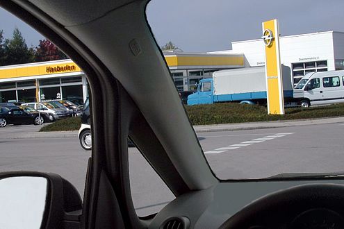 Such den Smart! Die A-Säule des Mitsubishi Colt lässt den Kleinstwagen fast komplett verschwinden.