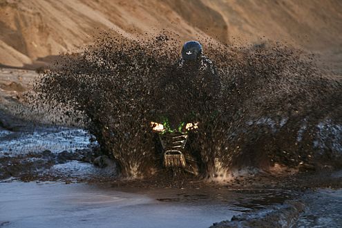 Uäääh, was für eine Schlammschlacht! Das Quad hat's schwer in der Pfütze.