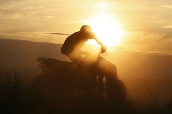 Mercedes GL gegen Enduro und Sport-Quad