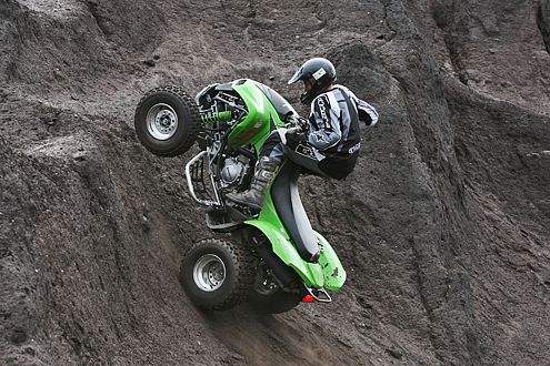 Mit Schwung geht das Kawa-Quad auch eine Wand hinauf. Vielleicht.