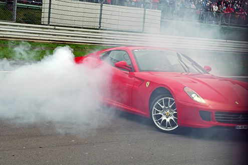 Rauchzeichen: Schumi lässt es richtig qualmen und gibt dem Ferrari 599 GTB Fiorano die Sporen.