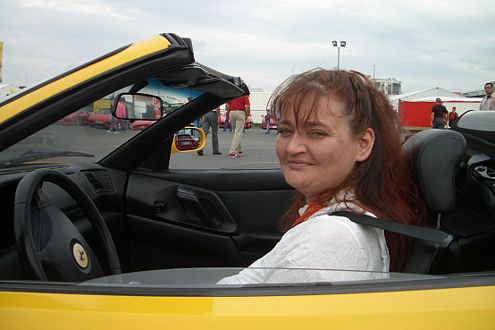Und ab dafür: Fast schon routiniert nahm Gewinnerin Pia hinter dem Steuer des F355 Spider Platz.