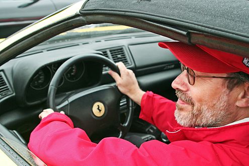 Zweiter Gewinner: Auch Jürgen Host hatte Glück, gewann eine VIP-Karte und durfte im Leih-Ferrari Schumi spielen.