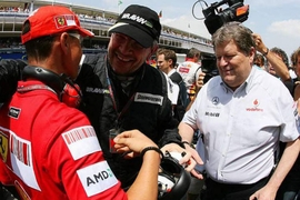Formel-1-Bosse unter sich. Haug (McLaren-Mercedes(, Brawn (BrawnGP) und Ferrari-Berater Michael Schumacher