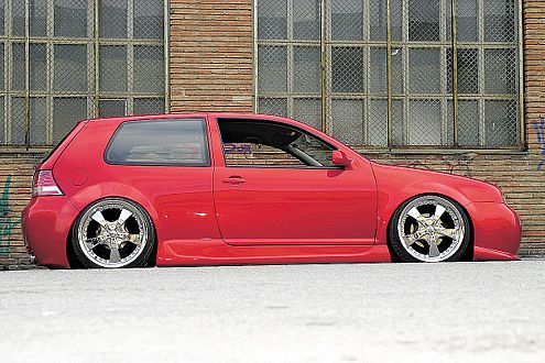 Hilft dem VW in Gangster-Optik beim Untertauchen: die Luftfederung.