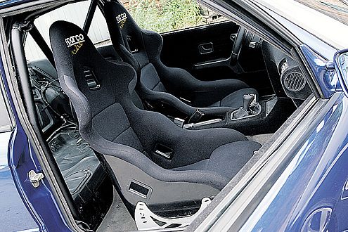 Ganz Racer: Sparco-Schalen halten fest, Ablenkung gibt's nicht.