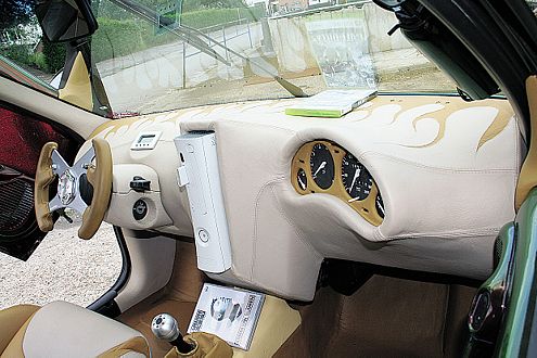 Modena Lenkrad, Beifahrer-Cockpit, Alcantara: Hier führt Roger Regie.