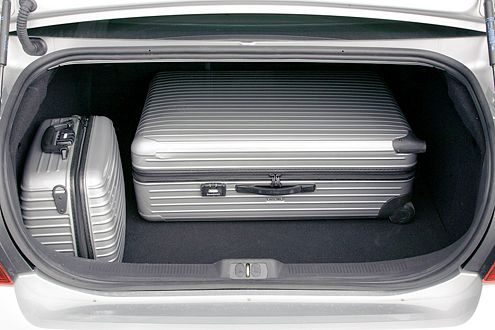 407 Liter im 407: Das ist ein hübscher Zufall, aber nicht sehr reisefreundlich.