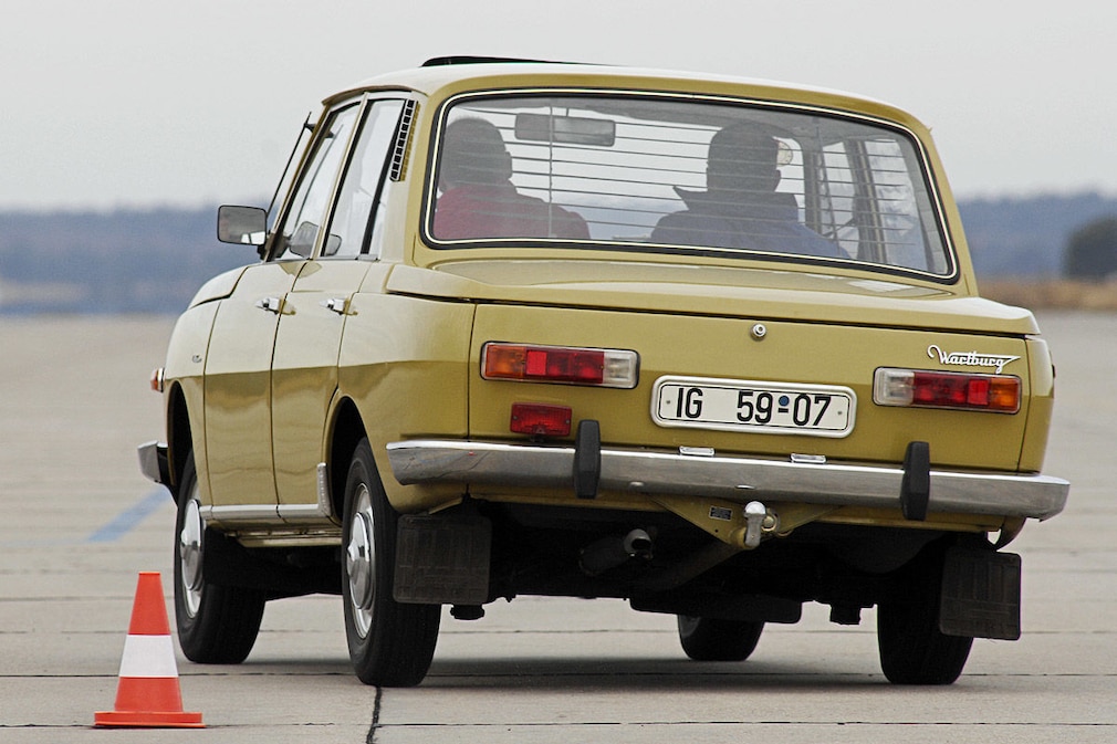 VW Golf gegen Wartburg 353