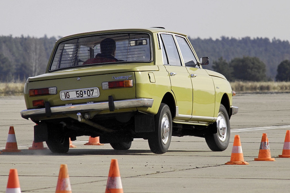 VW Golf gegen Wartburg 353
