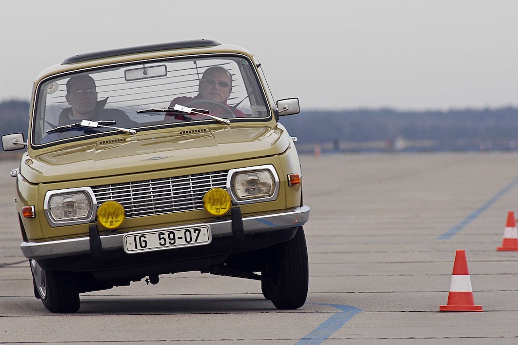 VW Golf gegen Wartburg 353