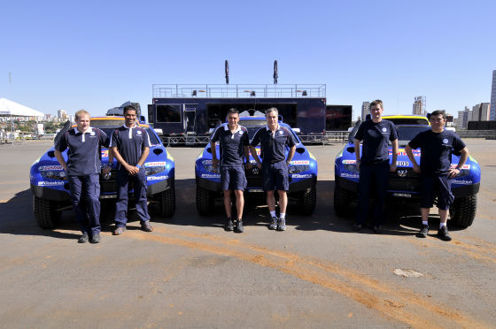 Die Teams der Wolfsburger Touareg-Truppe: Nasser Al-Attiyah/Timo Gottschalk, Carlos Sainz/Lucas Crus Senra und Mauricio Neves/Eduardo Bampi (von links nach rechts)