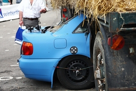 Autowrack unter Heuwagen