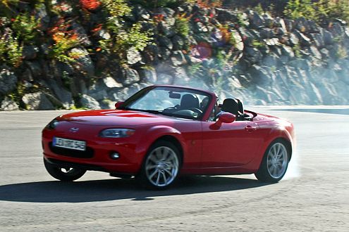 Motor vorne, Antrieb hinten – das passt. Wer das DSC ausschaltet, kann mit dem MX-5 mächtig Spaß haben.