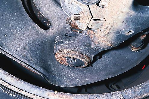 Machen oft schlapp: die vorderen Traggelenke des W124 T-Modells.