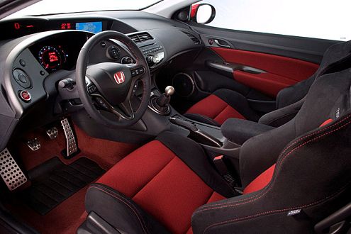 Sportlich-schick: Schalensitze, Lederlenkrad und Alu-Applikationen kennzeichnen den sportlichsten Civic.