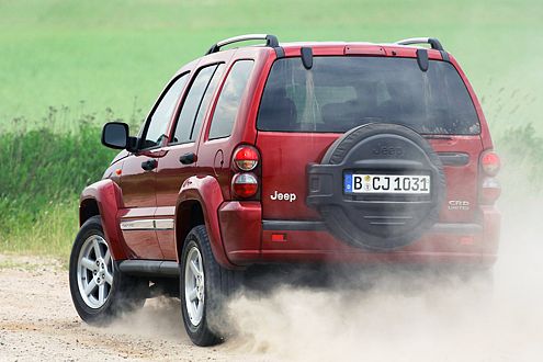 Der Jeep wühlt sich entschlossen durchs unwegsame Gelände ...