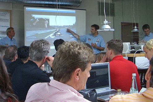 Erst die Theorie, dann das Vergnügen: Lehrgang mit der Motorsport Akademie.