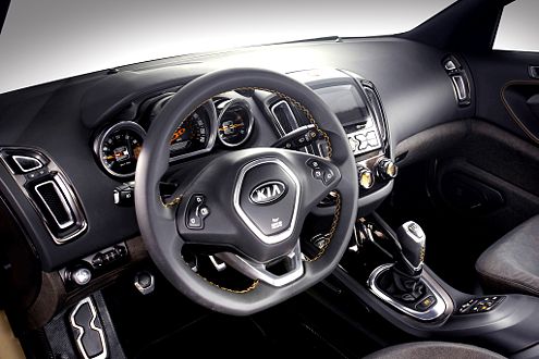 Sportliches Cockpit: unten abgeflachtes Lenkrad wie beim S3, Einzelsitze, Carbon und Leder satt.